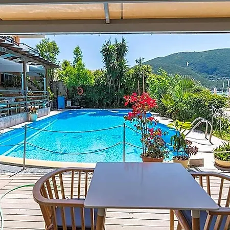 Grand Nefeli Aparthotel 4*