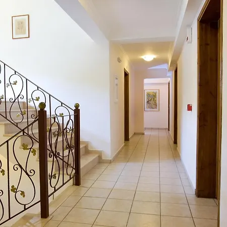 Grand Nefeli Aparthotel 4*