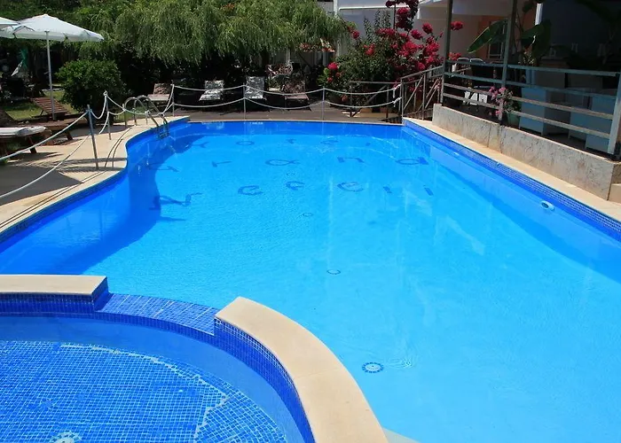 Grand Nefeli Lägenhetshotell 4*